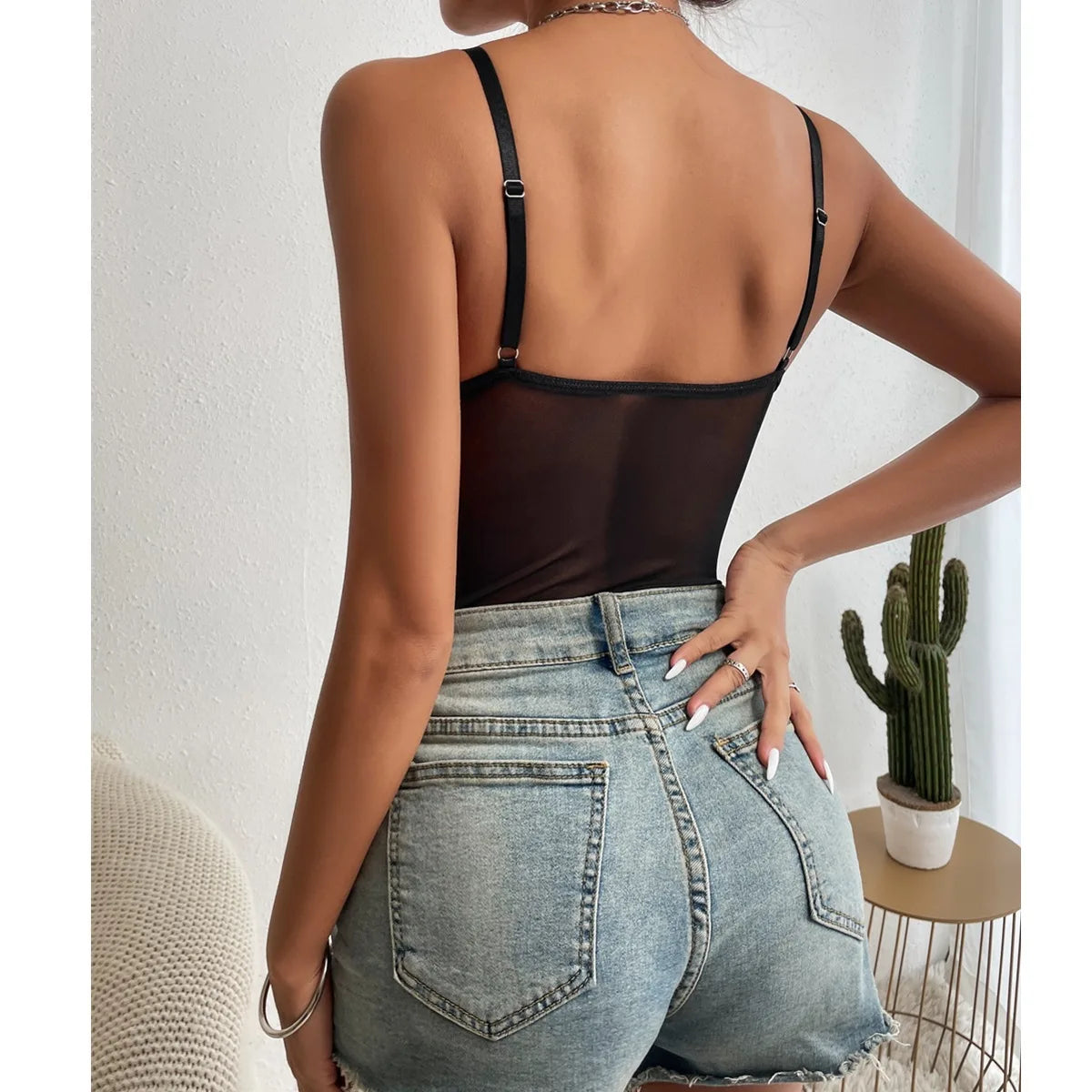 בגד גוף תחרה שחור – תמונה 2