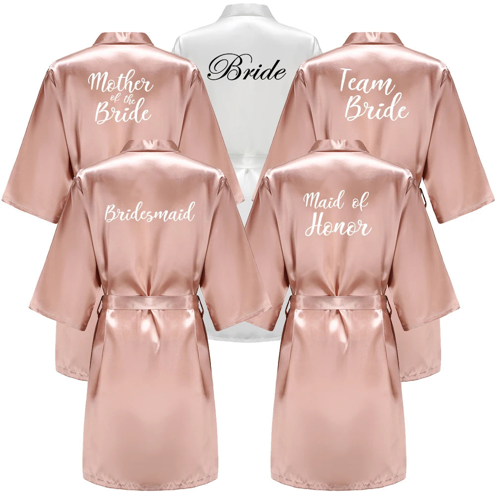 חלוק סאטן עם כיתוב Bride – לכלה ולשושבינות