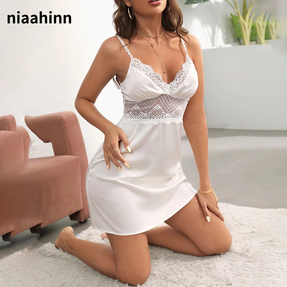 כתונת סאטן עם מחשוף תחרה – לבן לכלה